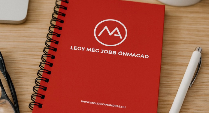 Toll és jegyzetfüzet MA logóval és szlogennel.